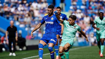 GETAFE, MADRID, 27/09/2025.- El defensa del Getafe Domingos Duarte (i), controla la pelota ante el delantero del Levante Iván Romero (d), durante el partido de la jornada 7 de Liga que disputan Getafe y Levante este sábado en el estadio Coliseum. EFE/Rodrigo Jiménez