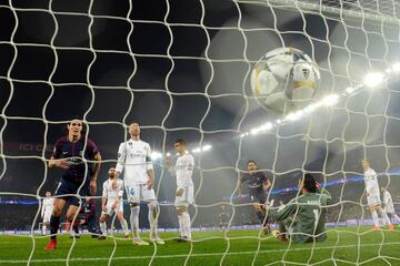 Edinson Cavani scores his team's first goal of the game. 1-1