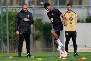 Lamine Yamal, junto a Hansi Flick, en el último entrenamiento del Barcelona antes del Clásico.