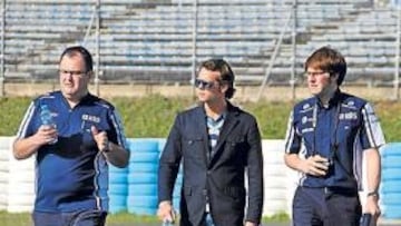 <b>ANDANDO. </b>Soucek, en el centro, reconoció ayer el trazado de Jerez.