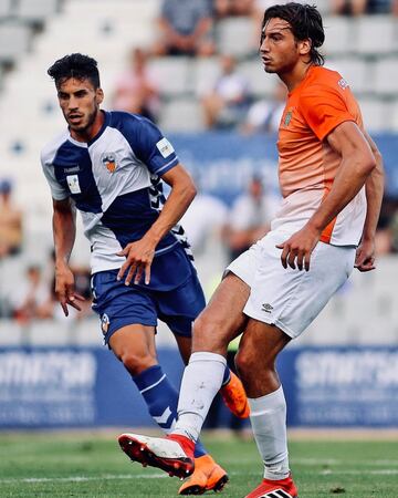 El defensor francés de padre chileno (22 años) se formó en el Montpellier y luego jugó en el Peralada, filial del Girona de España. Ahora llegó a Puerto Montt para acercarse a la Roja.