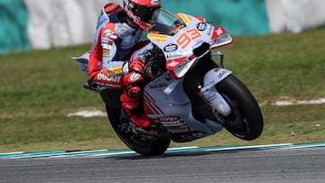 Marc M¨¢rquez pilota la Ducati del Gresini Racing en los test de Sepang.