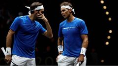 Rafa Nadal y Roger Federer hablan durante un partido de dobles en la Laver Cup 2017.