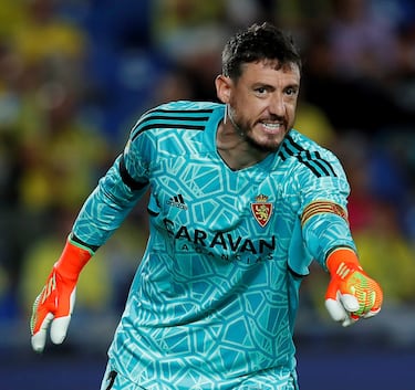 El portero del equipo aragonés evitó que la derrota ante el Racing, en El Sardinero, fuera de escándalo. Dos paradas de balonmano, a remates clarísimos de los jugadores del equipo cántabro, demostraron que es uno de los mejores guardametas de la categoría.