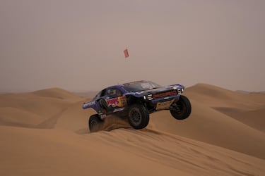 El piloto Carlos Sainz y su copiloto Lucas Cruz compiten durante la décima etapa del Rally Dakar entre Wadi Ad Dawasir y Bisha.