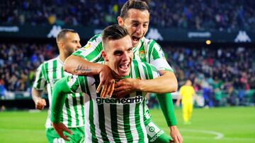 SEVILLA, 07/04/2019.- El jugador argentino Giovani Lo Celso (abajo) y el jugador mexicano Andr&eacute;s Guardado (arriba) del Real Betis, celebran un gol en el partido contra el Villarreal, correspondiente a la trig&eacute;sima primera jornada de LaLiga, 