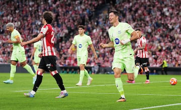 El Barcelona se pasea ante el Athletic en San Mam¨¦s. Los azulgranas sacan matr¨ªcula de honor cuando no les hac¨ªa falta para sellar el t¨ªtulo con un 0-3. Robert Lewandowski, que no marcaba desde marzo, anota dos tantos en la primera parte. Dani Olmo, tras el descanso, cierra el partido con el tercero desde el punto de penalti.