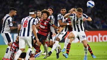 Soccer Football - Copa Libertadores - Group  H - Talleres v Flamengo - Estadio Mario Alberto Kempes, Cordoba, Argentina - May 4, 2022 Talleres' Federico Girotti in action REUTERS/Pedro Castillo