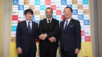 Esnáider, con los directivos del Jef United japonés.