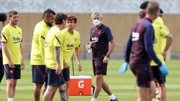 BARCELONA, SPAIN - MAY 25: In this handout provided by FC Barcelona manager Quique Setien gives instructions to his players during a training session on May 22, 2020 in Barcelona, Spain. Spanish LaLiga clubs are back training in groups of up to 14 player