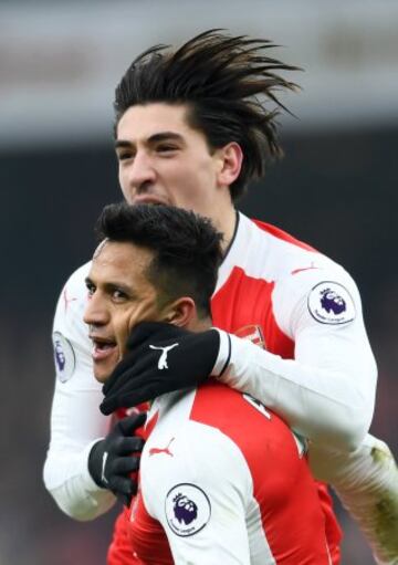 LONDON, ENGLAND - FEBRUARY 11: Alexis Sanchez (L) of Arsenal celebrates scoring the opening goal with his team mate Hector Bellerin (R) during the Premier League match between Arsenal and Hull City at Emirates Stadium on February 11, 2017 in London, England. (Photo by Laurence Griffiths/Getty Images)