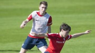 Unai López hace una orientación con el interior ayer ante Laporte.