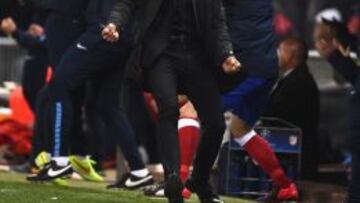 Simeone celebró así el gol conseguido por Mario Suárez. Después volvería a explotar en la tanda de penaltis.
