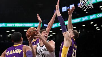 Brook Lopez trata de anotar ante la defensa de Mozgov.