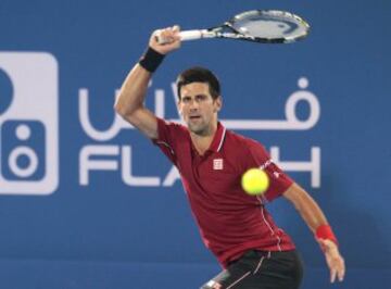 Novak Djokovic derrotó a Stanislas Wawrinka y jugará la final del torneo de exhibición Abu Dhabi con Andy Murray que derrotó a Rafael Nadal. 