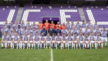 Foto oficial de la temporada 2019-20 del Real Valladolid. La primera plantilla posa con los miembros del ValladolID.