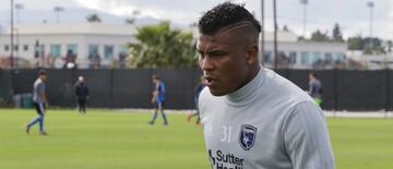 El paname?o H¨¢rold Cummings juega con los Quakes.