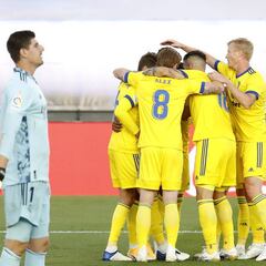 Los jugadores del Cádiz, felices al hacer historia en Madrid