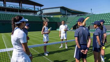 El tenista suizo Roger Federer y Kate Middleton hablan con los recogepelotas durante su visita a Wimbledon con Kate Middleton.
