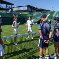 Federer regresa a Wimbledon... como recogepelotas