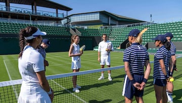 El tenista suizo Roger Federer y Kate Middleton hablan con los recogepelotas durante su visita a Wimbledon con Kate Middleton.