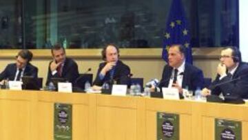 INTER&Eacute;S. Miembros del Parlamento Europeo escuchan atentamente la exposici&oacute;n de Javier Tebas.
 