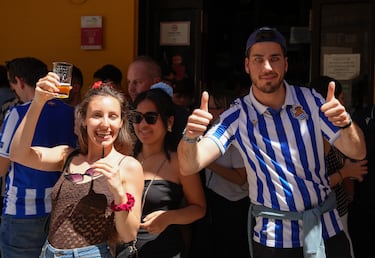 La presencia de seguidores de la Real Sociedad marca el ambiente previo a la final de Copa en Sevilla.