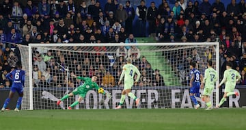 1-1. Tras varios centros al rea del Barcelona, Couba da Costa remata el ltimo, desva I?aki Pe?a con la mano y Mauro Arambarri atento marca el gol del empate.