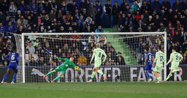 1-1. Tras varios centros al área del Barcelona, Couba da Costa remata el último, desvía Iñaki Peña con la mano y Mauro Arambarri atento marca el gol del empate.