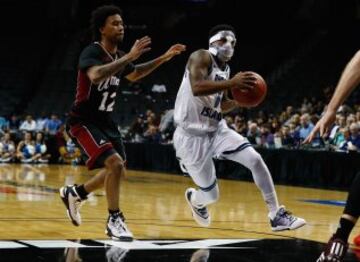 Jarvis Garrett jugador de baloncesto de los Rhode Island Rams con una máscara protectora que le cubre toda la cara