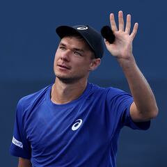 Bochornoso: un matrimonio roba a un aficionado la gorra regalada por Majchrzak