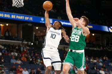 Javon Small, conduce a la canasta mientras el base de los Memphis Grizzlies, Javon Small, penetra hacia la canasta mientras el base de los Boston Celtics, Hugo González, defiende durante el último cuarto en el FedExForum.El guardia de los Celtics Hugo González defiende durante el último cuarto en FedExForum
