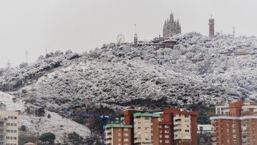 Vegetación cubierta de nieva en la Sierra de Collserola vista desde el Tibidabo, a 27 de febrero de 2023, en Barcelona, Catalunya (España). La borrasca Juliette ha dejado hoy nevadas en cotas bajas en el litoral y prelitoral de la costa central de Catalunya, entre las que destacan la de la sierra de Collserola y el Tibidabo, puntos elevados del macizo del Garraf y en la zona del Vallès (Barcelona). Protecció Civil ha explicado que en algunos puntos se han acumulado entre tres y cinco centímetros de nieve, como en Begues (Barcelona) y el Observatori Fabra de Barcelona. También han informado de que durante este lunes seguirán las nevadas en el litoral y prelitoral catalán, especialmente en las comarcas de Tarragona.
27 FEBRERO 2023;BARCELONA;CATALUNYA;BORRASCA JULIETTE;SIERRA DE COLLSEROLA
Alberto Paredes / Europa Press
27/02/2023