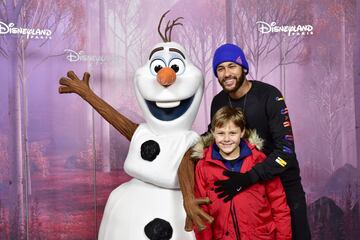 Neymar y su hijo con Olaf.