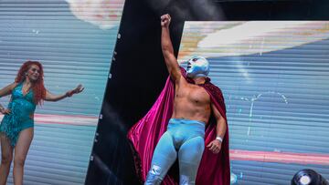 Santo Jr. hace su entrada en la Ciudad de México.