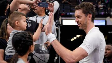 Pau Gasol saluda a un aficionado.