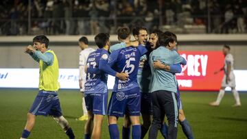 Los jugadores del Ourense celebran la eliminación del Deportivo.