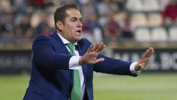 José Sandoval da instrucciones desde la banda durante un partido del Córdoba.