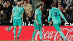 Benzema celebra su gol con Nacho y Ramos.