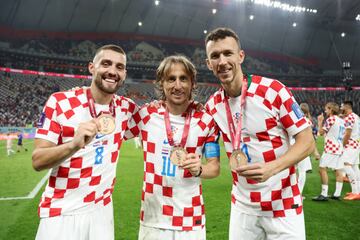 Mateo Kovacic, Luka Modric e Ivan Perisic, jugadores de Croacia posando con sus medallas de bronce.
