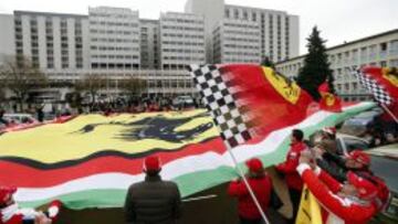 MAREA ROJA. Los seguidores de Schumacher y Ferrari se reunieron ante el hospital de Grenoble donde sigue el expiloto.