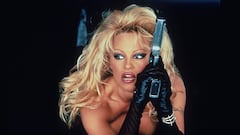 Pamela Anderson está de vuelta para producir una serie remake de la peor película de su carrera