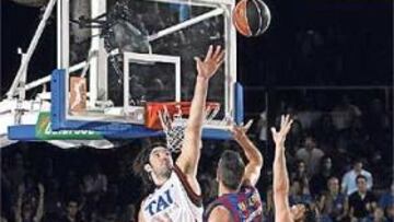 <b> LLEGÓ. </b>Marconato intenta taponar una entrada de House.