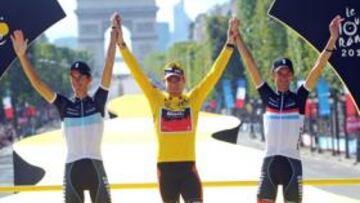<b>NOVEDADES. </b>El himno de Australia sonó por primera vez al final del Tour en honor a Evans. También por primera vez dos hermanos, Andy y Frank Schleck, subieron al podio.