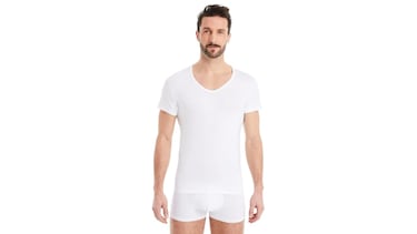 Esta camiseta interior antisudor ligera evita las manchas en la ropa