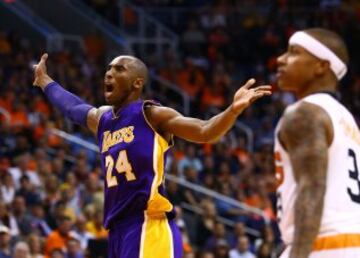 Kobe Bryant protesta por lo que cre¨ªa que era una falta en su contra que no fue se?alada. En primer plano, Isaiah Thomas.
