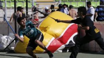 Decimoquinta fecha, Campeonato de Apertura 2015.
Hinchas de ambos equipos se enfrentan en la cancha impidiendo el partido de primera división en el estadio Elías Figueroa de Valparaíso, Chile.