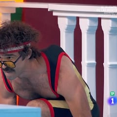 Quién es Víctor Ortiz, el cómico gimnasta que da vida a Wilbur en el ‘Grand Prix’