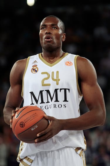 Actualmente, se encuentra sin equipo tras jugar la pasada campaña con el Real Madrid, procedente del Bayern de Múnich. No obstante, entra en esta lista, debido al 'lock out' de la NBA en 2011, cuando militaba para Oklahoma City Thunder, que provocó su fichaje por el club merengue para no perder el ritmo de competición. Cuando jugadores y la liga estadounidense de baloncesto llegaron a un acuerdo, Ibaka volvió a cruzar el Atlántico y se mantuvo en la NBA un total de 14 temporadas.