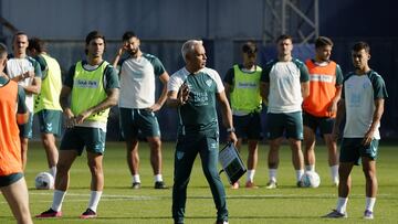 Sergio Pellicer, con sus jugadores,